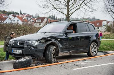 Remshalden: Peugeot geraet in den Gegenverkehr und kollidiert mit zwei Pkws - Mehrere Verletzte